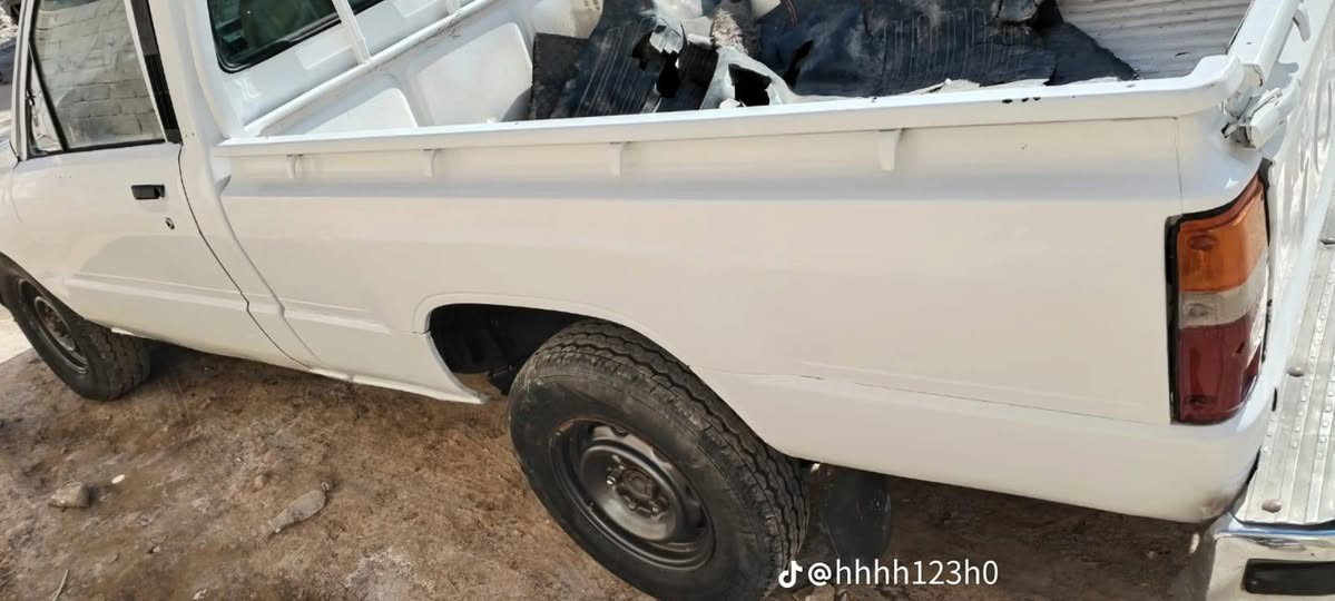 بيكم تيوتا موديل 1988
رقم بابل 
مضبوغه عام جماليه بدون ضرر 
تخم تاير جديد 
مكينه كير واكسل شرط 
كهربائيات كلها شغاله 
السعر 45وبيها مجال
الهاتف:-***********
