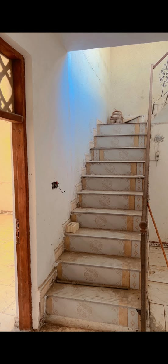 السلام عليكم 
دار طابق ثاني للايجار درج خارجي وباب معزول
العنوان الاسكندريه مجمع حطين قرب أسواق بغداد
يحتوي على 3 غرف نوم واستقبال وصاله وصحيات وبلكونه وسطح
الموقع راقي وهادىء جداً للسكن انارة وارصفه وشوارع تبليط 
وجميع الخدمات كامله سعر الايجار 250
للاستفسار الاتصال على الرقم ***********
