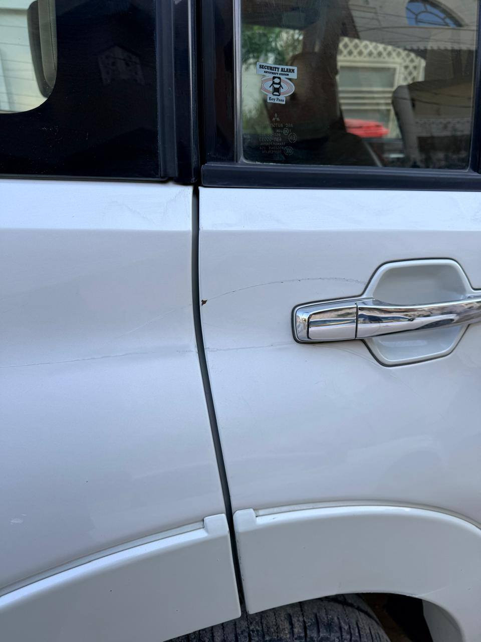 السلام عليكم  
باجيرو حبتور 2015  
مواصفات الحبتور معروفة  
كراسي امامية كهرباء 
محرك 3500 
ماشية السيارة 101300 كم وقابل للزيادة 
شاشة ابل كار بلي واندرويد اوتو كاميرا خلفية
رقم بغداد جديد انكليزي  
فحص هزه 2026 
سنوية لغاية 2031  
بيها صبغ بالدعامية الامامية 
وشخط بالباب الخلفي اليمين موضح بالصور 
السعر 18000$ 
180 ورقة
مكاني بغداد الدورة 
للاستفسار *********** للمشتري الجاد على الواتساب او الهاتف
