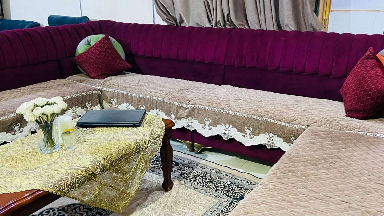 تخم ديوان ماروني اللون بطول  (9)أمتار
نظافة كاملة أخو الجديد
مقطع كالآتي : 
1.90 متر + 1.90 متر
1.80 متر + 1.80 متر
1.60 متر (ستوتة)
السعر 1.300 مليون وثلاثمائة
الموقع : بعقوبة / قرب الوثبة 
للتواصل : ***********
