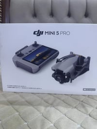 وبركاته يتوفر درون dji mini 5 pro نوع كومبو بلاص يعني بطاريات ٥٢ دقيقة...