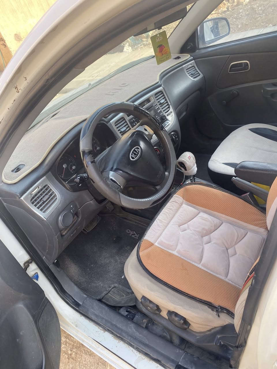 كيا ريو للبيع موديل 2008 وارد امريكي حادث جاملغ امامي وبيها طخه بالبنيد مصبوغه احزام  واضحه محرك 1600 كير اوتماتيك جام عادي لون ابيض تبريد ثلج سياره جاهزه وسونارها موجود بالصور رقم انبار بسمي سعرها 75 وبيها مجال مكاني فلوجه للاستفسار  ***********
