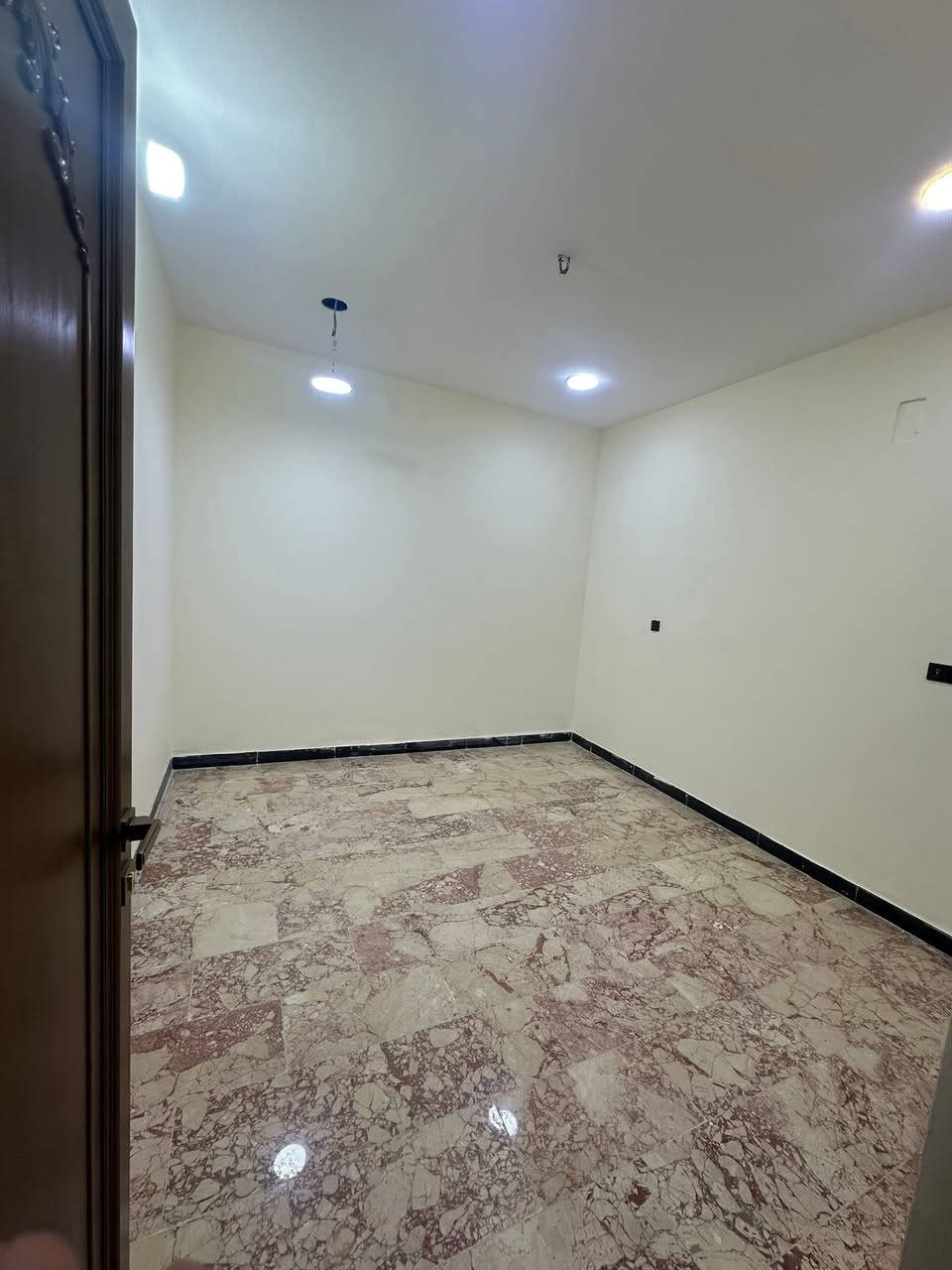 84متر للبيع 
الشعب حي العقاري/الكويتي 
مدخلين أضلاع مستقلة 
يحتوي على 
استقبال ،مطبخ،خدمات في كللا الطابقين وخارجية ،3غرف نوم كبيره 
للمعلومات أكثر مراجعه مكتب القريشي 
 للعقار ***********
