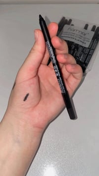 قلم كحل • مكياج