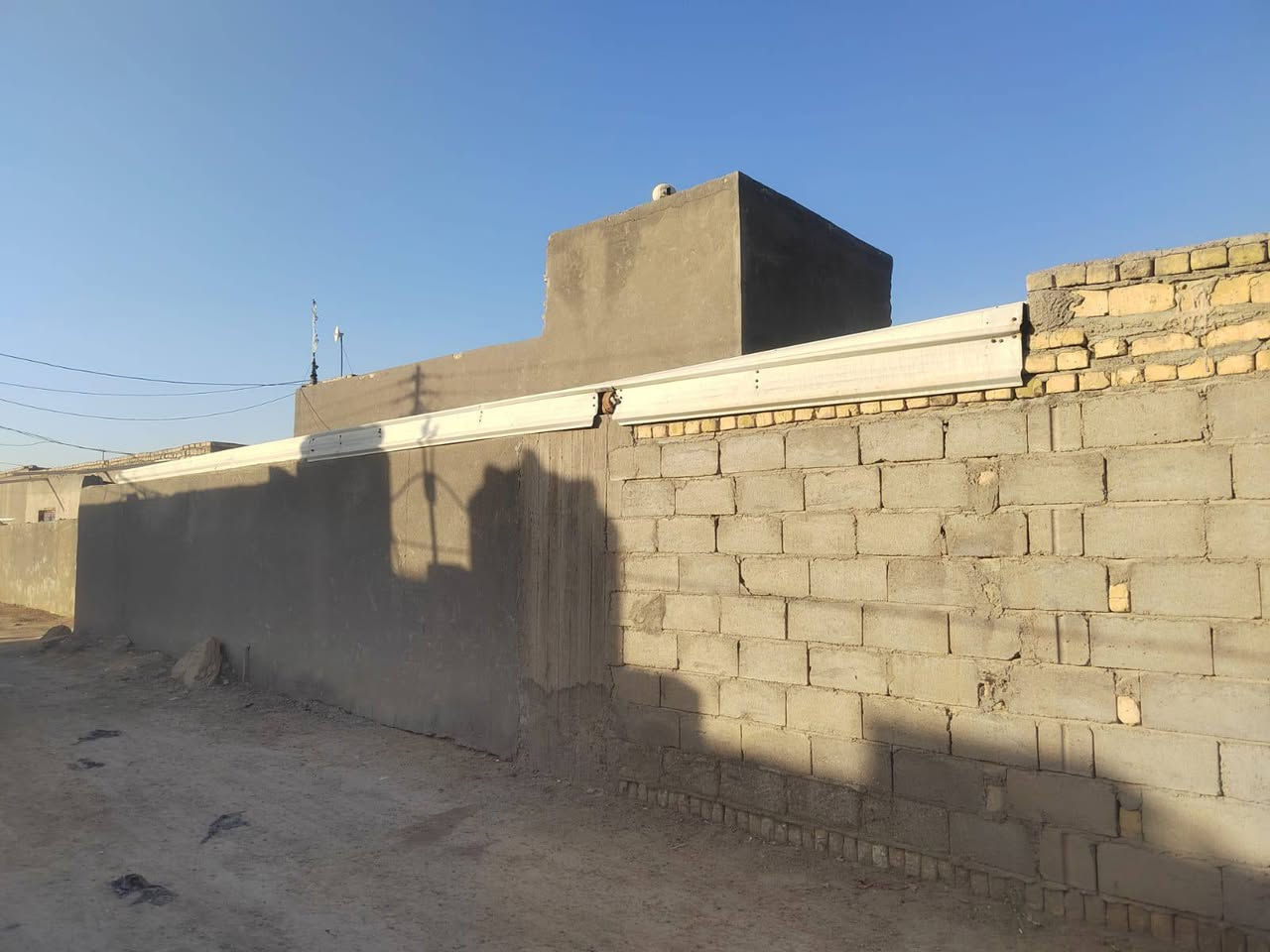 السلام عليكم بيت للبيع عد معالي يم جسر معلق بناء طابوك عكاده ربع 4غرف براني وصاله ومطبخ ستفسار خاص ***********
