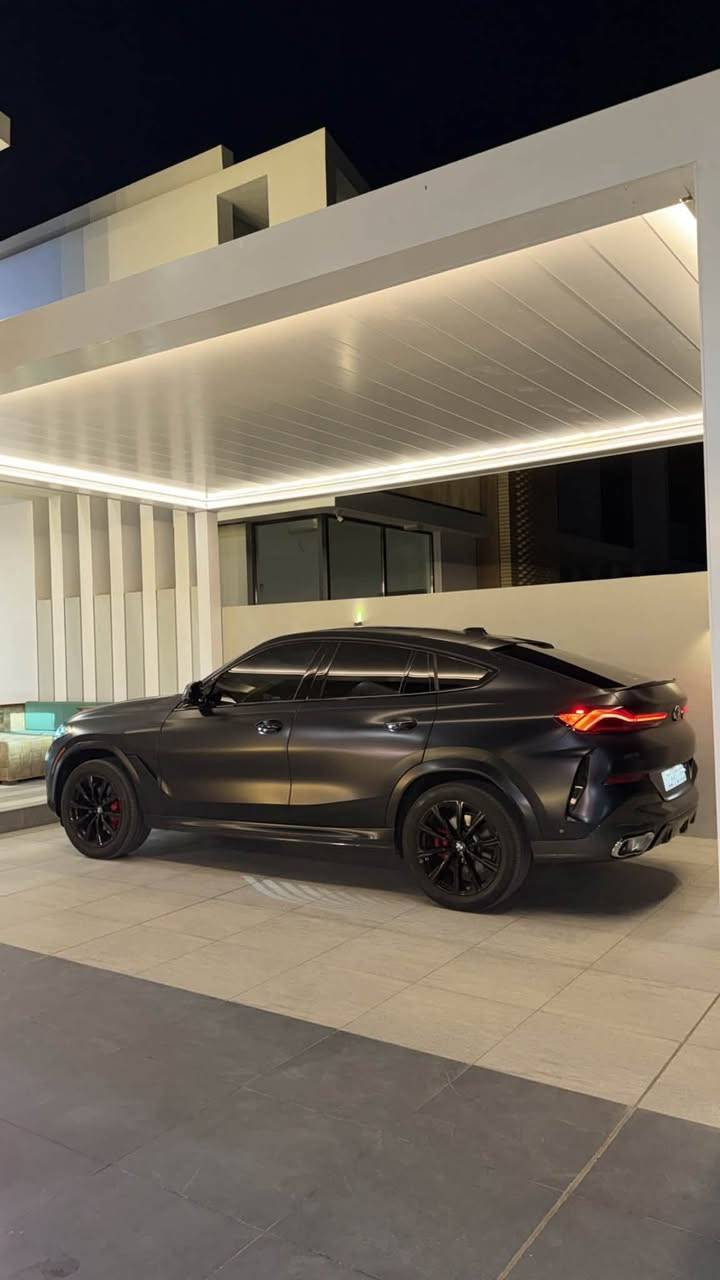 BMW X6 2025 M Sport 🔥
● وارد أمريكي 🇺🇸
 ● Clean Title ✅
 ● بدون أي حادث حتى الدعامات  ***********"
 ● الممشى: 39,000 Mile
 ● مغلفة PPF Matte لحماية البدي بالكامل
المواصفات:
 ● محرك 3.0 لتر تيربو 6 سلندر مع نظام 48V Mild Hybrid
 ● قوة 375 حصان
 ● جير أوتوماتيك 8 سرعات
 ● نظام دفع رباعي xDrive
 ● أوضاع القيادة: ECO PRO – COMFORT – SPORT – SPORT PLUS
 ● تشغيل المحرك عن بُعد (Remote Start)
 ● دخول وتشغيل بدون مفتاح (Comfort Access)
 ● تبريد وتدفئة للمقاعد الأمامية
 ● نظام MAX A/C للتبريد السريع
 ● تدفئة المقود
 ● مقاعد كهربائية مع ذاكرة
 ● سقف بانوراما
 ● شاشة BMW Curved Display
 ● Apple CarPlay وAndroid Auto لاسلكياً
 ● شاحن لاسلكي
 ● 5 كاميرات مع كاميرا 360°
 ● كاميرا تعرض الطريق والتقاطعات على الشاشة
 ● مساعد الاصطفاف الذكي (Parking Assistant)
 ● مساعد الرجوع للخلف (Reversing Assistant)
 ● شاشة Head-Up Display
 ● مثبت سرعة متكيف
 ● مراقبة النقطة العمياء
 ● المحافظة على المسار
 ● نظام الكبح التلقائي
 ● إضاءة داخلية متعددة الألوان (Ambient Lighting)
 ● إضاءة ترحيبية خارجية (Welcome Light Carpet)
 ● مصابيح أمامية ذكية Adaptive LED تتحرك يميناً ويساراً مع حركة المقود
 ● التحكم بالإيماءات (Gesture Control) لرفع وخفض الصوت بحركة الإصبع
 ● باب خلفي كهربائي
 ● نظام صوت Harman Kardon
السيارة بحالة ممتازة وجاهزة للفحص بأي مكان.
السعر: 68,500$

📞 ***********
