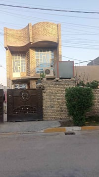 دار للبيع مساحته ١١٠م الواجهه ٥ونص ونزال ٢٠م في الكمالية شارع المركز م...