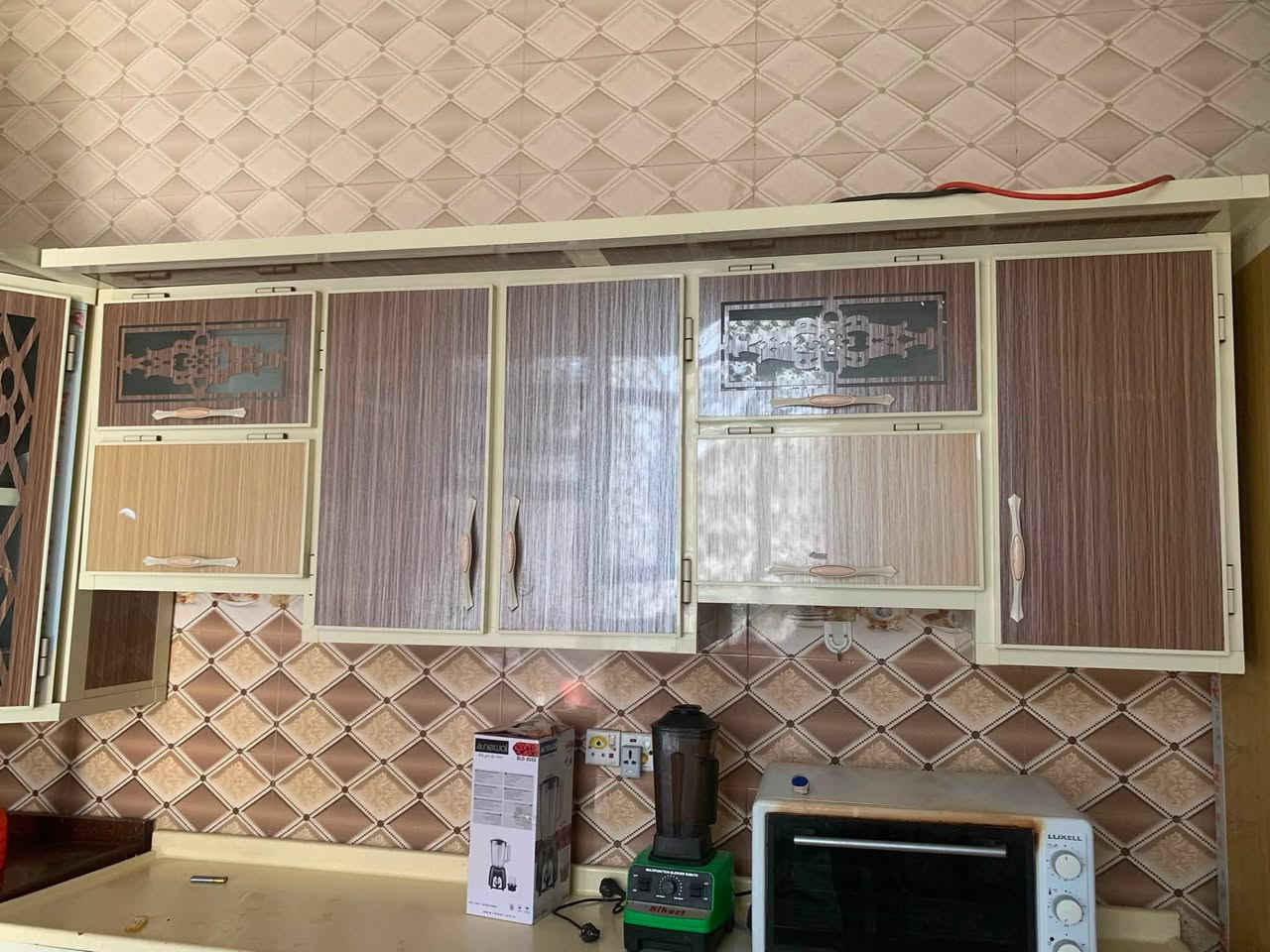 كاونتر للبيع نظيف  ما مستخدم هواي كامل هو و طباخة كاونتر جبير السعر بمليون(١٠٠٠٠٠٠) و بيه مجال للاستفسار على الرقم ***********
