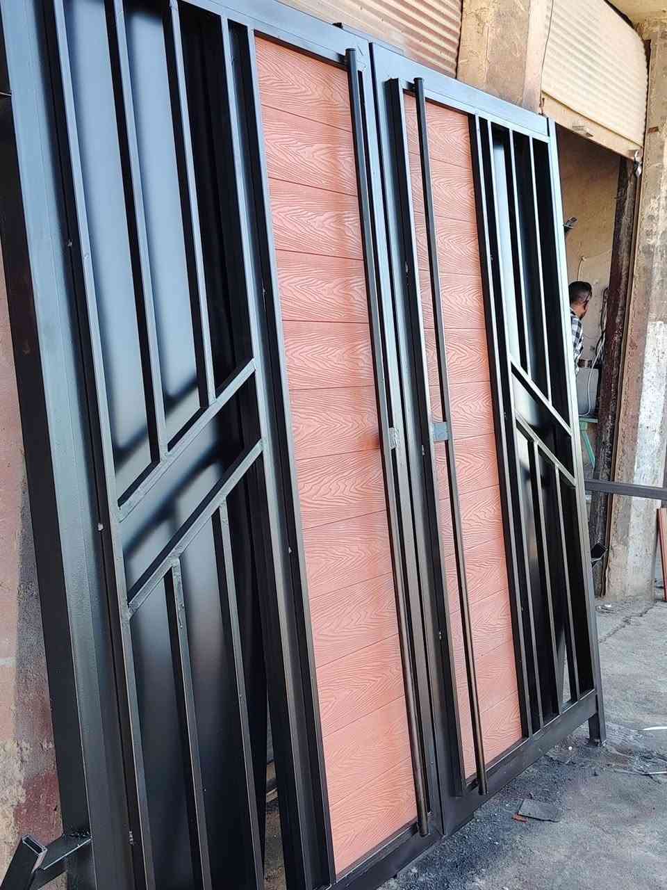 سلام عليكم أبواب شبابيك أحدث أنواع يوجد في النقد والقسط العنوان طريق علي ابن الحسين ويوجد حداده متنقله ***********
