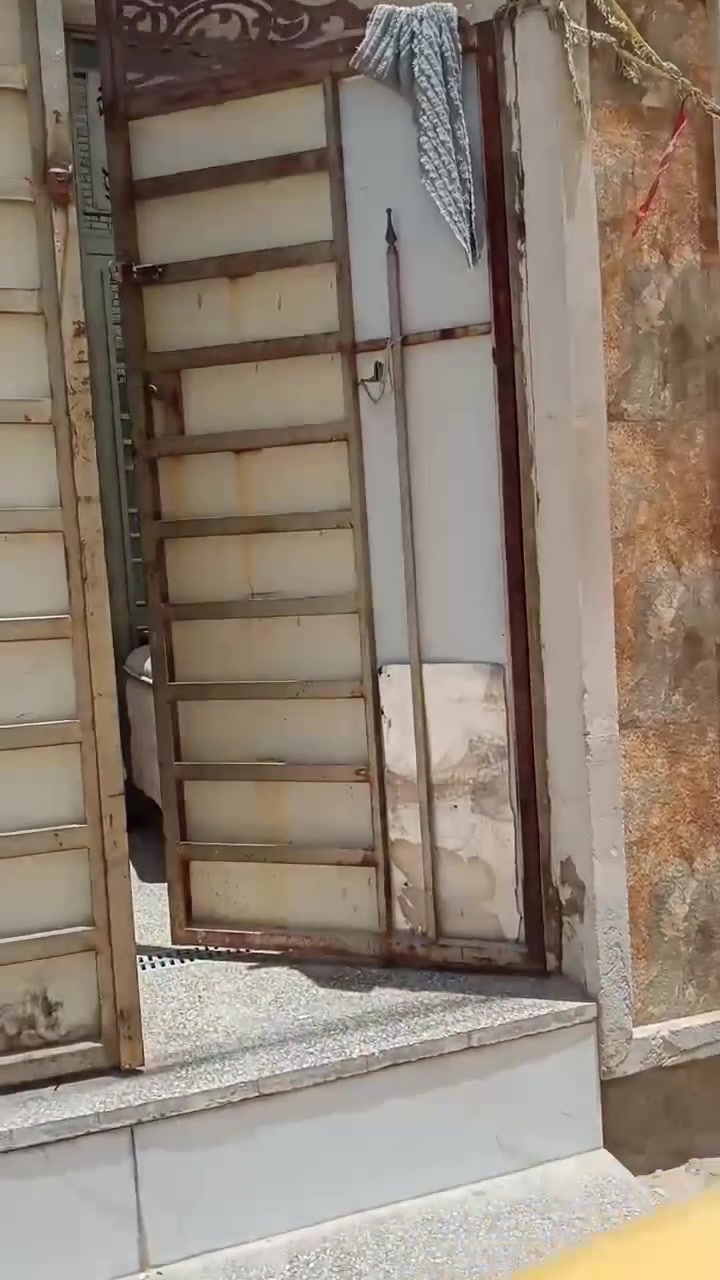 بيت في منطقة حي الكوفه بناء حديث طابق ونص بناء درجه اولى كامل الخدمات ***********
