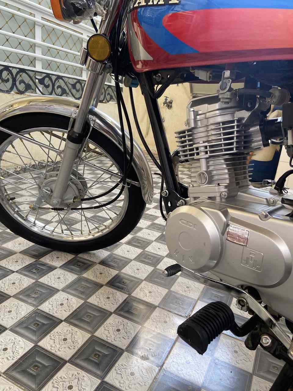 سلام عليكم  دراجه البيع  متياز مديل 25 اوراق اصولي  دراجه برغي بيها مافتوح كله شغالً دراجه خير من الله ولون مميزز مكان الدراجه بابل مسيب حي العسكري السعر 700 وبيها مجالً الشراي ودلللًً  ***********.
