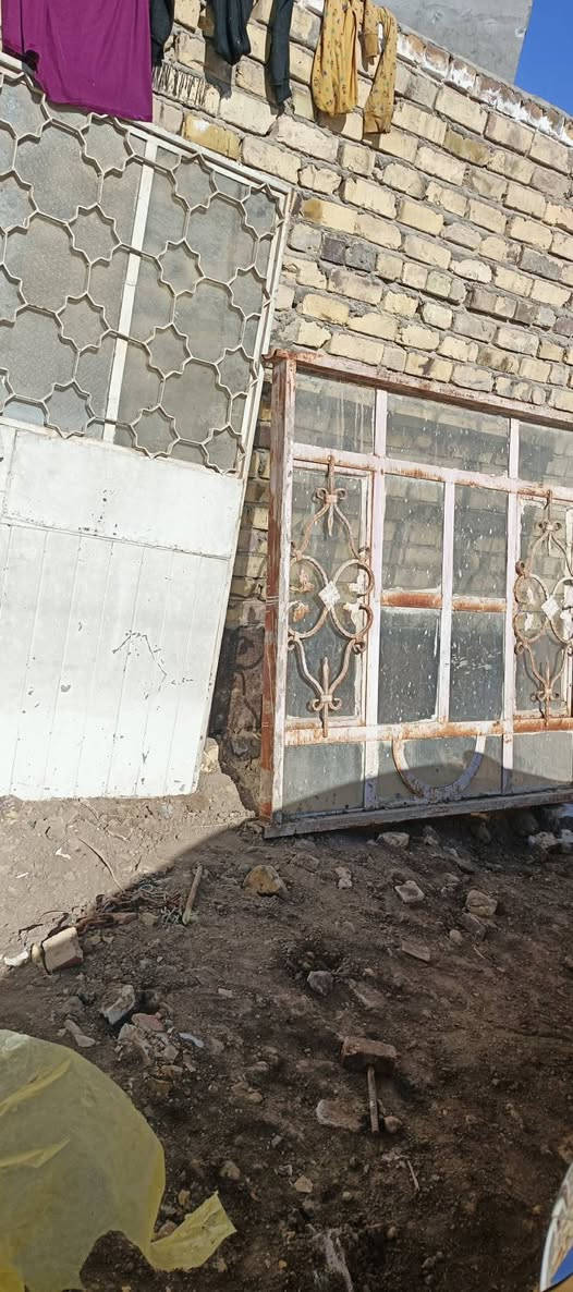 سلام عليكم 
شباك متر ونص بمتر ونص جام كامل تسكام 
وباب إرتفاع مترين عرض متر 
مكاني نادر ال٢ بزراعي 
***********

سعر ٦٠ وبيهم مجال
