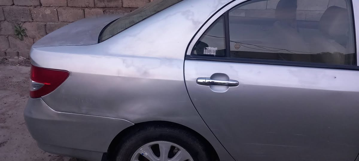 السلام عليكم pyd اف3
رقم انكليزي هزة جديدة 
بدون صبغ فقط الهلالات معمرة مكينة لانسر ميسبوشي تخم تاير جديد 
٢٠١٣ كير عادي 
السعر ٥٧ وبيهة مجال 
***********
