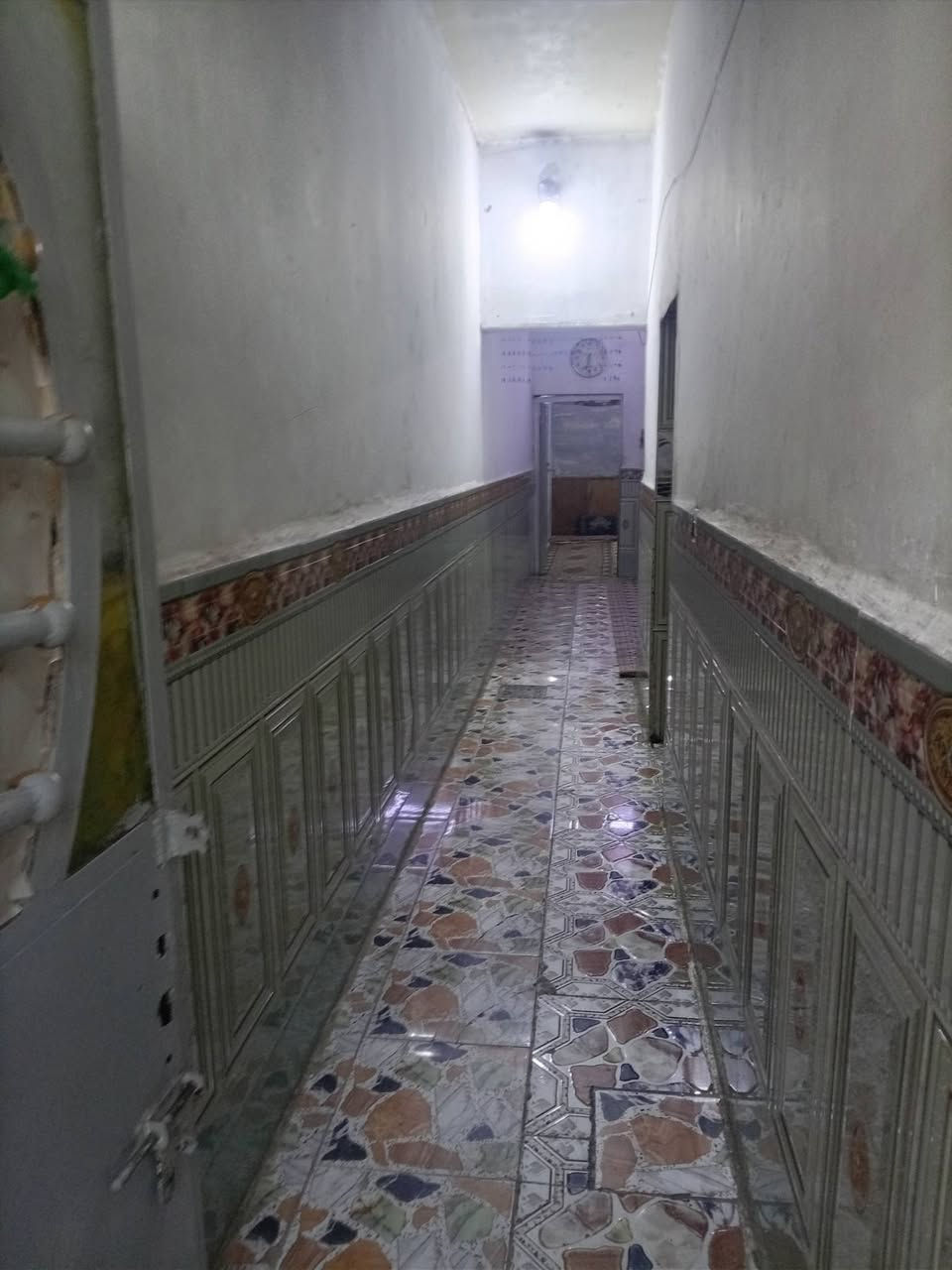 بيت ب حي طارق  طبقين بي 3 غرف طابق الرضي كامل الفوك بي بس نقص كاشي  مساحه 100 متر  شارع الوسط يم حسينية ابي صالح، *********** الاستفسار
