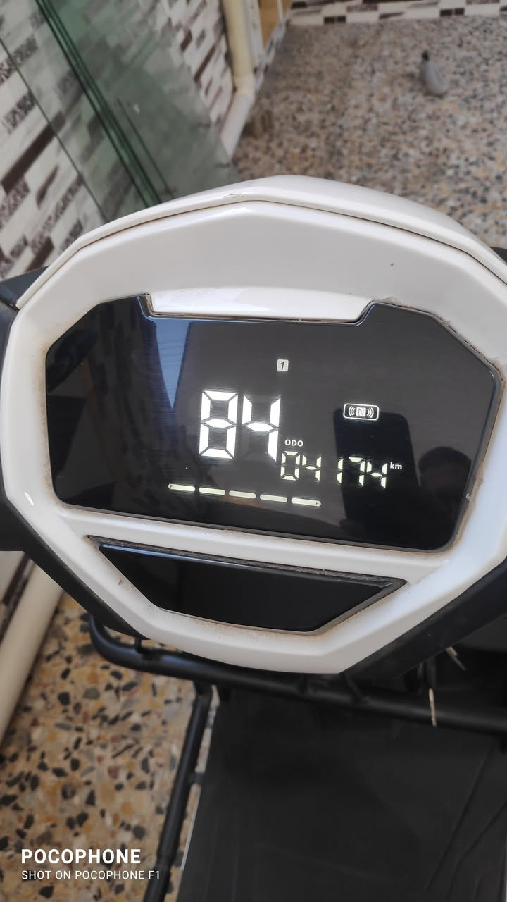 دراجة شحن نوع سكنس استيراد محلات حسن وحسين ديلوكس (حجم الملف 2500 واط ) ( عدد الباتريات 7 الحجم الكبير 38 امبير ) بريكات دسكات امامي وخلفي وبيه نظام ( ABS ) مانع انزلاق ( بيه 4 نمر للسرعه وبيه بك مع مثبت سرعه ) ( اشاير بالمري مع امبي ثري بلوتوث ) ( بصمة تشغيل  مع كارت تشغيل مع مفتاح تشغيل ) دراجة حلوة ونظيفه مامتعوبه مكاني بغداد العبيدي هاتف (  *********** ) سعر مليون وميه وبيه مجال حك الجيه
