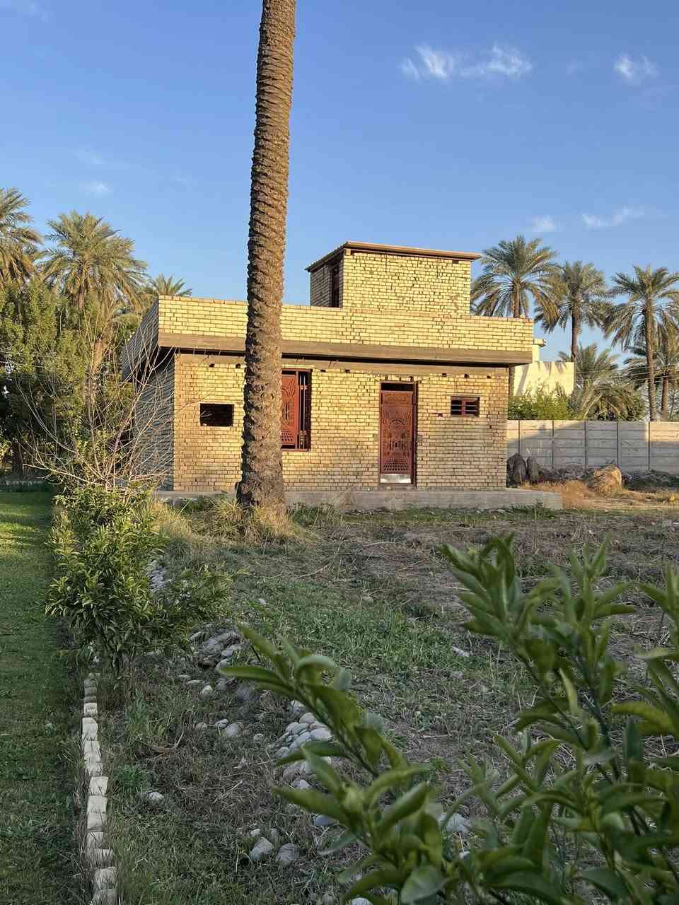 السلام عليكم دونمين طابو ملك صرف
المدائن منطقه التويثه قرب شارع سيد علي 
يحتوي على بيت مساحه 350 متر 6 غرف نوم 
و هيكل نقص تشطيب مساحه 100 
يبعد 50متر من السده للاستفسار ***********
