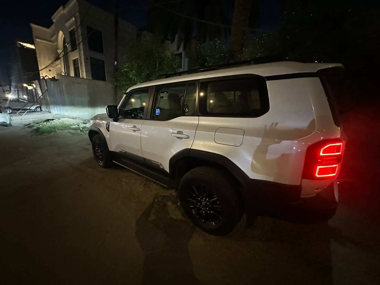 سلام عليكم 
للبيع برادو 2025 ساز
بعده داخل الضمان 
ماشيه 7000
السياره كفاله عامه 
مكان السياره بغداد /صليخ 600
للستفسار ***********
