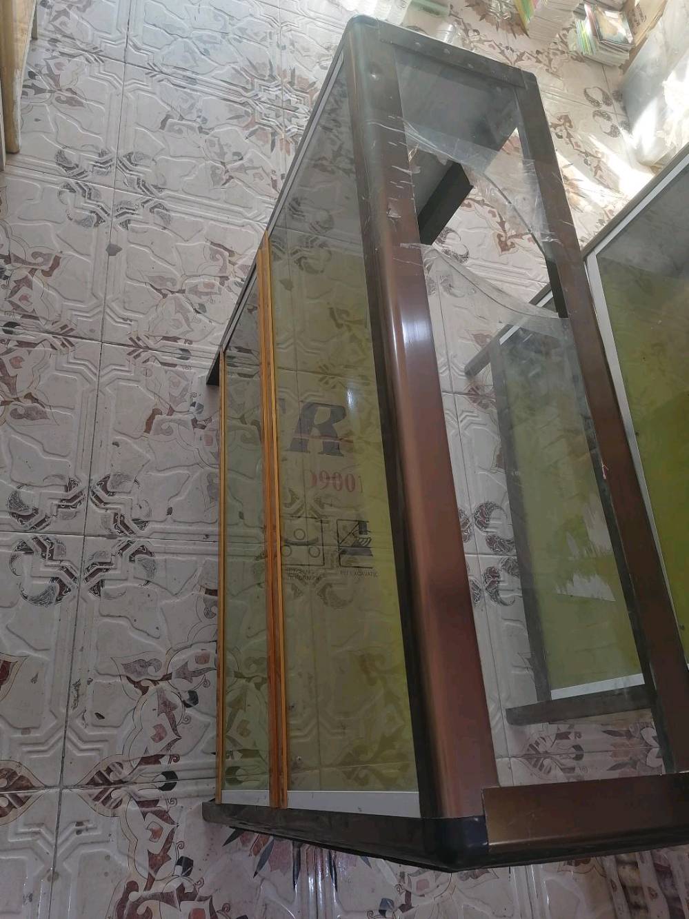 ميز الألمنيوم جاهز للعرض نظيف كلش 