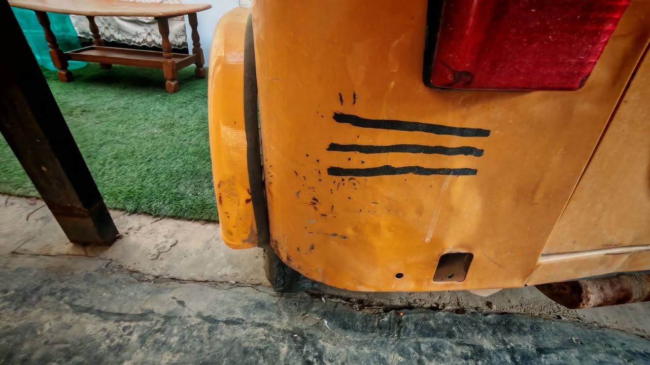 سلام عليكم تكتك 21 شهر 1
صفر تعمير صفر صبغ مرقمه سنويه بسمي بس لوحات مشادله ولبيبان مال تكتك شالعهن اكو باب بي طعجه وهاي كدامكم سعره 7500 وقابل للتفاوض رقمي *********** 
ملحوضه الصوت الي بل مقطع من المكينه مشتغله هاذ صوت الباب الخلفي مال محرك يهتز
