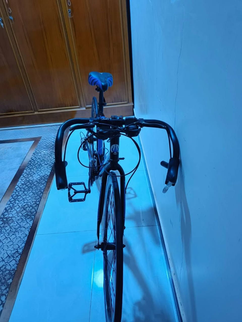 دراجه من نوع سباق رود نوعيته road bikes اسم العلامه التجارية   tybike
الهيكل frame  من الفولاذ الكربوني carbon steel قياس الدراجه 26  صنع في  الصين 
ما بيه عطل بس وإيرات البريك وا البداله بس وا التايرات بس رخي الميزانيه شوي  
للا استفسار ***********

