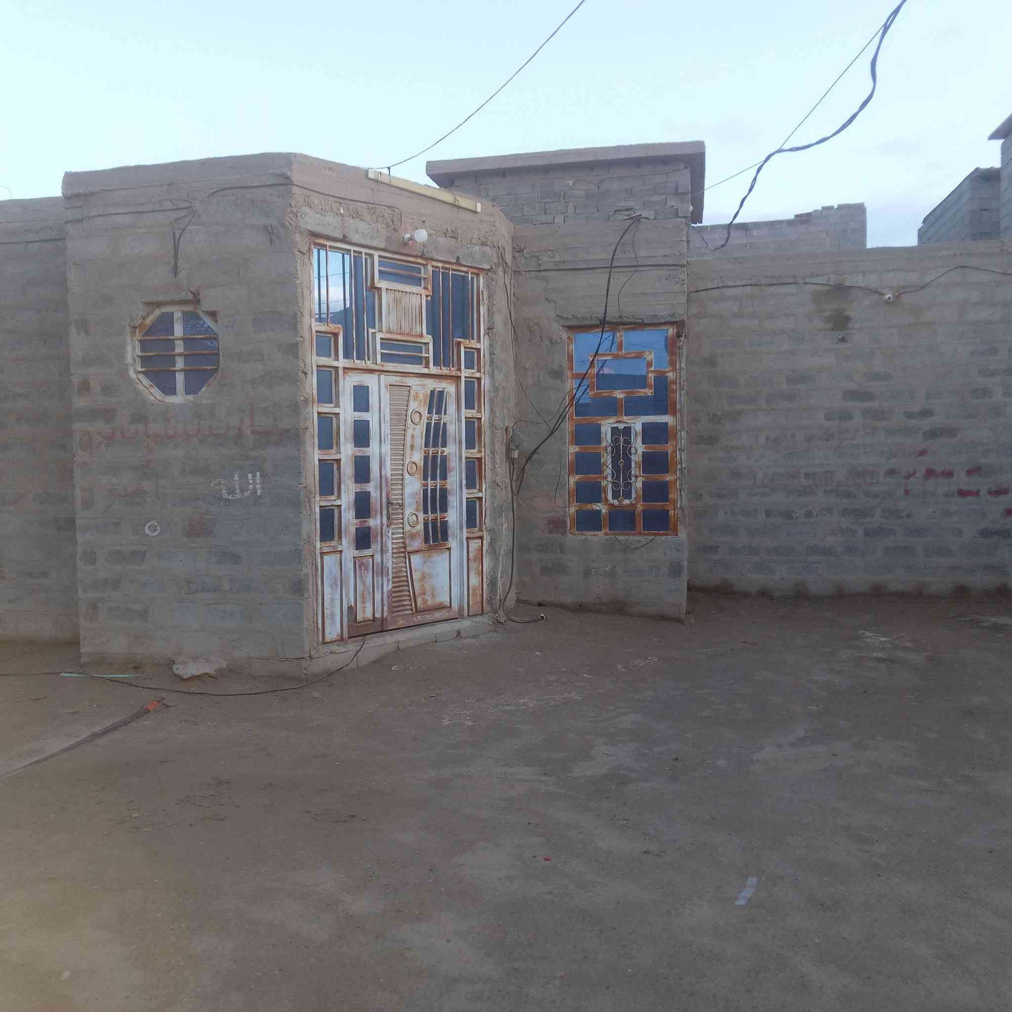 بيت للبيع بناء ٢٠٠١٣ بلوك مساحه لقطعه ٥٠٠ متر يتكون لبيت عدد القرف ٣ + هول واستقبال و صاله مطبخ خارجي عدد لصحيات ٢  رجالي ونساءي طايق واحد بيتونه مبنيه كامله لبيت كامل بداخل باقيله فقط ارضيه السعر ٥٥ وبي مجال  منطقت حي لسلام شارعه ١٥م  قريب عشارع  ٣٠ رايح للمجمع ***********
