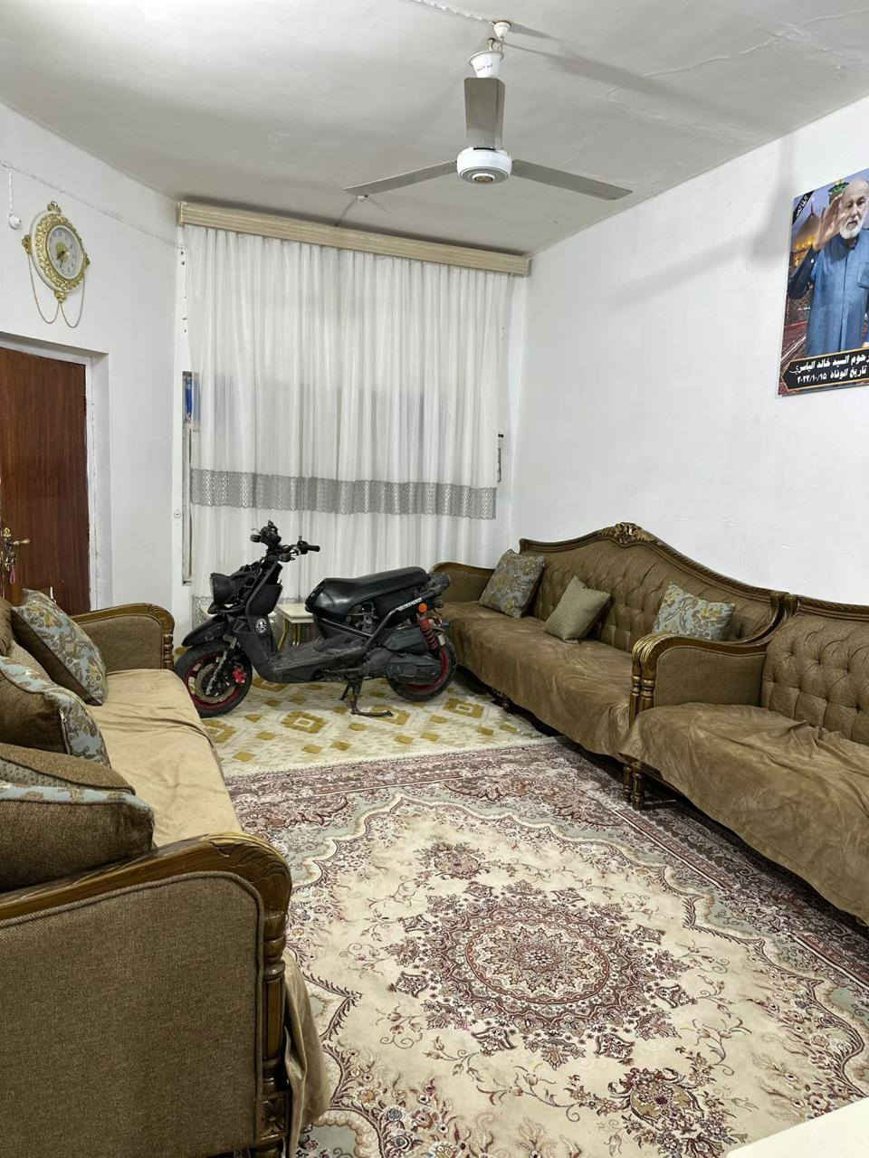 🏠 دار للإيجار - طابق ونصف 🏠
​الموقع: منطقة المغربة - على شارع 30 (مقابيل مدرسة الجهاد) 📍
​المساحة: 150 متر مربع ✅
​📋 تفاصيل المنزل:
​الطابق الأرضي:
​غرفة نوم مريحة 🛌
​صالة واسعة + استقبال الضيوف 🛋️
​مطبخ جاهز 🍳
​حمام داخلي + منور لتهوية ممتازة 🚿
​طرمة كبيرة + صحيات خارجية 🚗
​الطابق الثاني:
​غرفة نوم إضافية 🛌
​صالة معيشة 📺
​سطح واسع 🌤️
​💰 تفاصيل الإيجار:
​السعر: 450 ألف دينار (قفل) 💵
​عمولة المكتب: 50 ألف دينار (تستقطع لمرة واحدة فقط) 🤝
​📞 للاستفسار والتواصل:
​يرجى الاتصال على الرقم التالي:
*********** ☎️🤳
​أهلاً وسهلاً بكم في مكتبنا العقاري ✨
