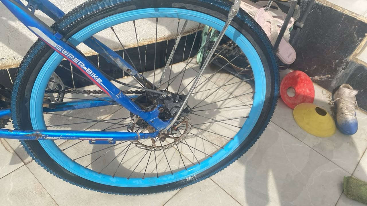 بايسكل جبلي للبيع 
اللون ازرك 
كامل ونضيف 
غير مستعمل 
الي يشتري يراسلني على الرقم 
واتساب. ***********
