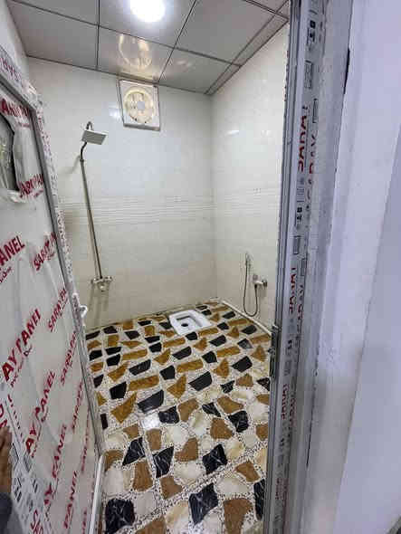 شقه للايجار بحي الاصدقاء حديثه
 غرفتين واستقبال وصاله ومطبخ وصحيات
 الايجار 450 الف قابل للتفاوض 
للاستفسار : ***********
