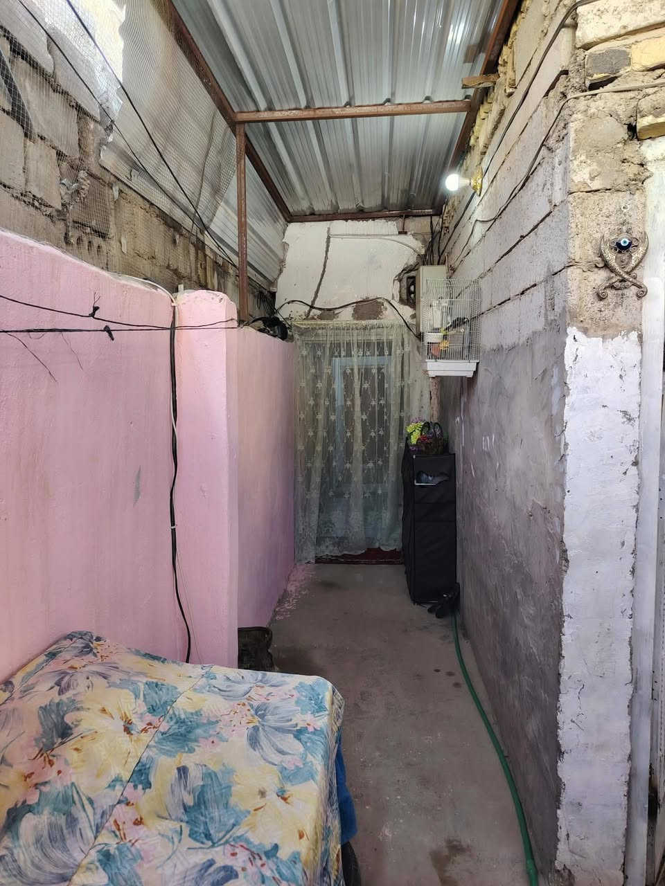 لبيع بيت 100متر يحتوي ع مطبخ غرفه وستقبل وصاله مكان 17تموز شارع رقم 9 رقم تلفوان ‏‪***********‬‏
