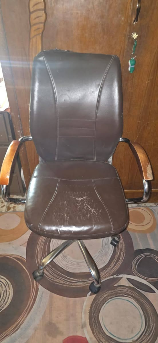 مكتبه
الطول 120
النزال 60 
الارتفاع 76
سعر 65
و كرسي سعر 15
بغداد حي البتول رقم الهاتف ***********
