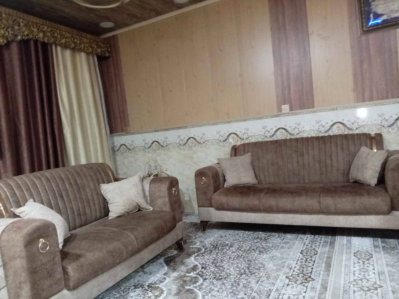 عندي للبيع تخم قنفات ملكي عدد 5 كراسي ثنين وقنفه ام ال3 مقاعد 2 وقنفه ام مقعدين وحده وكما موضح بلصوره بعده جديد مابي اي كسر 
للاستفسار الاتصال ع رقم *********** كربلاء, العراق
