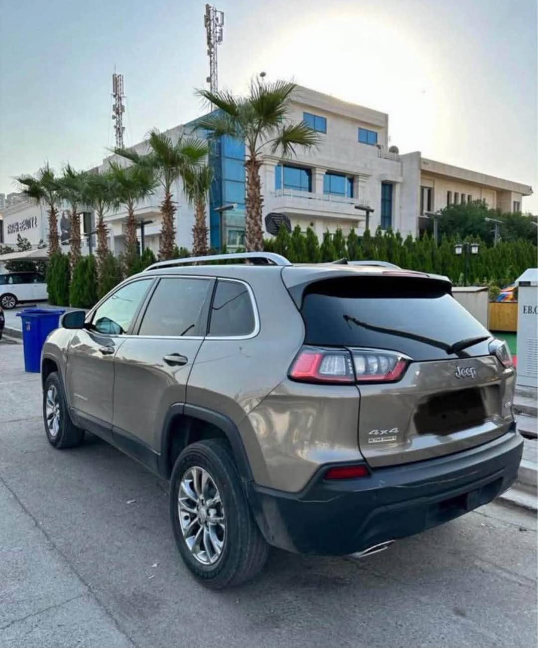 کوردی و عەرەبی:

### 🚙 **بۆ فرۆشتن: جێپ چێرۆکی مۆدێل 2021**
**بزوێنەر:** 3.2 لیتر | **6 پستۆن (V6)**
🌟 **تایبەتمەندییەکان (مواسەفات):**
 * **کارپێکردن:** پەنجەمۆر (بەسمە) + شەغال (کارپێکردن لە دوورەوە).
 * **کوشنەکان:** جڵد، کۆنترۆڵی کارەبایی + هیتەر.
 * **لێخوڕین:** سوکان هیتەر + شاشە گەورە.
 * **سیستەمی لێخوڕین:** دەبڵ ئەکسل (4x4) مۆدی (بەفر، قوڕ، سپۆرت).
 * **ڕووناکی:** لایت زینۆن.
 * **سەلامەتی:**
   * ڕاداری ئاوێنە (خاڵی کوێر).
   * ڕاداری هێڵی جادە.
   * سیستەمی ئۆتۆ ستۆپ.
   * برێک بەسمە.
 * **فێنککەرەوە:** تەبرید مەرکەزی.
🛠️ **باری ئۆتۆمبێلەکە:**
 * **بۆیاخ:** تەنها دوو دەرگا و چامڵغێک بۆیاخە.
 * **گێڕ و مەکینە:** بە شەرتن، هیچ کێشەیەکی تێدا نییە و ماڵی دۆستە.
 * **تابلۆ:** ڕەقەم هەولێرە.
💰 **نرخ و پەیوەندیکردن:**
 * **نرخ:** 155 وەرەقە (15,500 دۆلار) - **مەجالی تێدایە بۆ کڕیار**.
 * **ژمارەی مۆبایل:** *************** 📞
====================================
### 🚙 **للبيع: جيب شيروكي موديل 2021** (بالعربي)
**المحرك:** 3.2 لتر | **6 سلندر (V6)**
🌟 **المواصفات:**
 * **التشغيل:** بصمة تشغيل + تشغيل عن بُعد (شغال).
 * **المقاعد:** كشنات جلد، تحكم كهربائي مع نظام تدفئة (هيتر).
 * **القيادة:** تدفئة ستيرن + شاشة كبيرة.
 * **نظام الدفع:** دبل أكسل (4x4) مع أنظمة قيادة متعددة (ثلج، طين، وسبورت).
 * **الإضاءة:** لايتات أمامية زينون.
 * **الأمان والمساعدة:**
   * رادار بالمرايا الجانبية (نقطة عمياء).
   * رادار تحديد المسار.
   * نظام التوقف التلقائي (أوتو ستوب).
   * بريك بصمة (إلكتروني).
 * **التكييف:** تبريد مركزي ثلج.
🛠️ **حالة السيارة:**
 * **الصبغ (الضرر):** بيها صبغ بابين وجاملغ فقط.
 * **الكير والمحرك:** مكفولات (بشرط الفحص).
 * **الرقم:** رقم أربيل.
 * **ملاحظة:** السيارة جاهزة وما بيها أي نقص أو مشكلة، دكة سلف.
💰 **السعر والتواصل:**
 * **السعر:** 155 ورقة (15,500 دولار) - **وبيها مجال للشراي**.
 * **رقم الهاتف:** *************** 📞 أربيل, العراق
