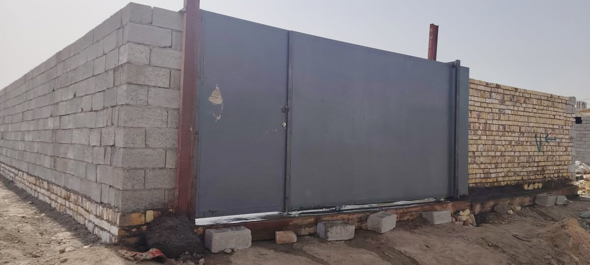 يالله سلام عليكم عرصه للبيع المساحه 300متر المكان الديوانيه طريق سنيه منطقه حي العامل موجود كافه الخدمات  تبليط مجاري كهرباء العرصه مسيجه بل كاكمل ومدفونه ومشدودلها باب سلايت خمس متار وجهتا 10متار الستفسار تصل ***********
