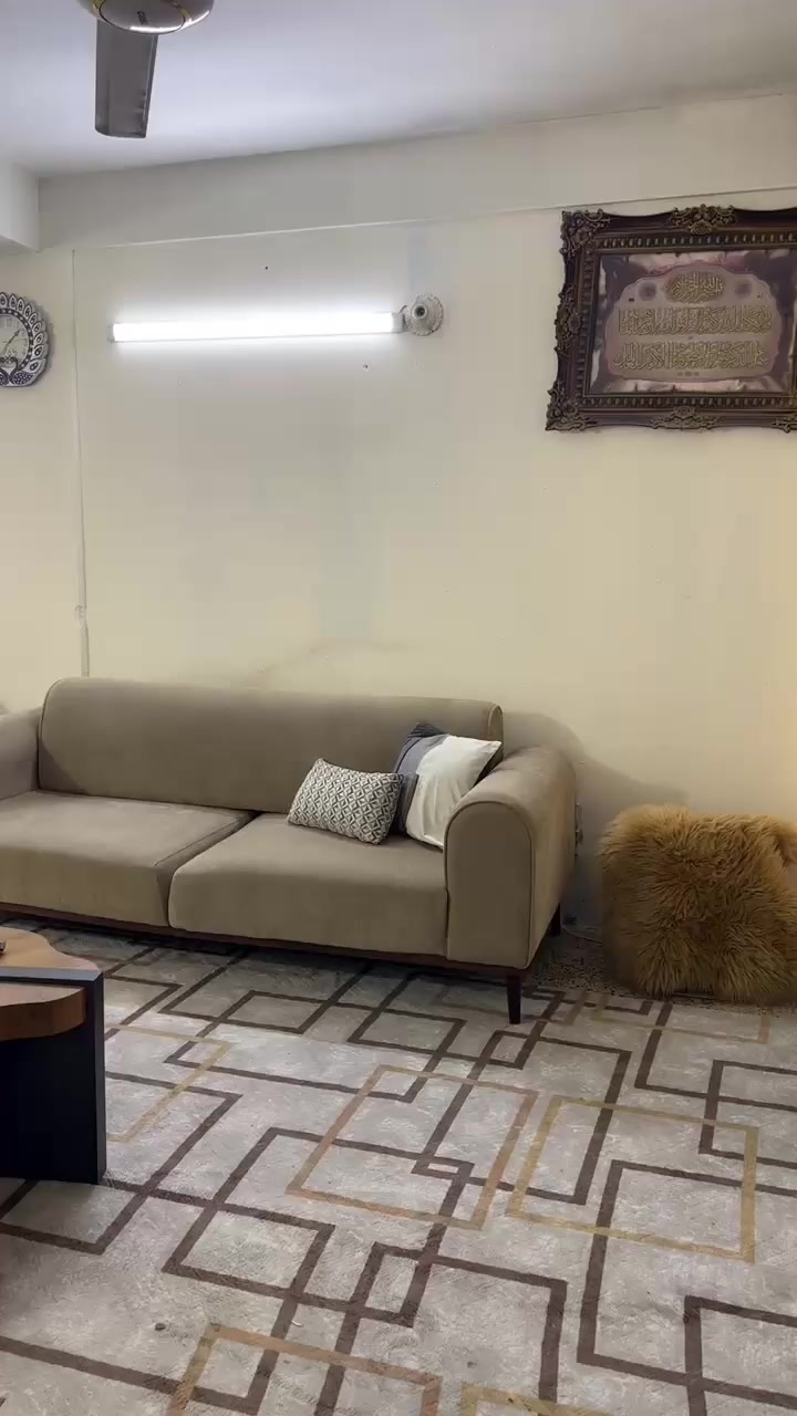 كورنر نضام سرير ويا كراسي ثنين وطبلات وسطيه بسبب الانتقال اريد ابيعه نضيف وثكيل سعره ويه طبلات 600 ويا كاربت وبردات ‭0789 009 0147‬ مااجاوب على خاص الزعفرانيه
