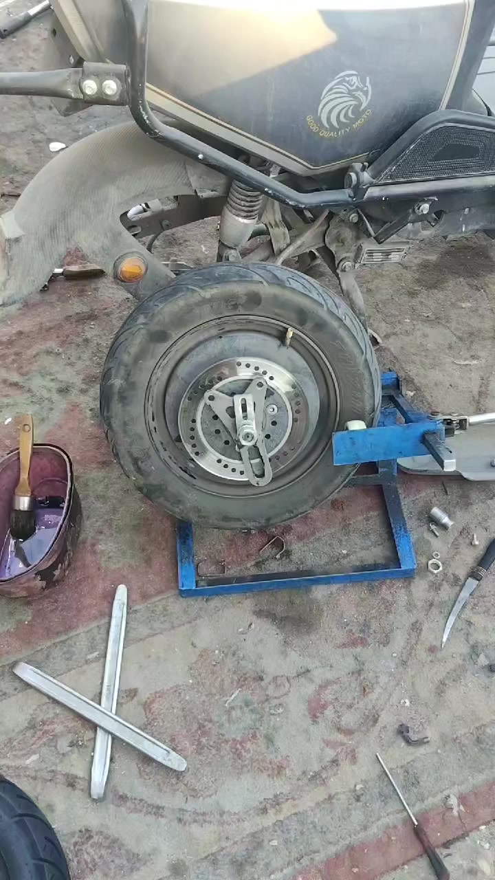 فتح وشد وتبديل اطارات دراجات شحن بغداد حي العامل ***********
