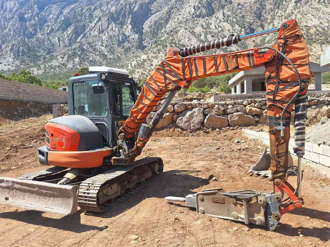 هذە الحفارة معروضة للبیح 57
ئەم حەفارە کابوتە بۆ فرۆشتن57
ژ.م/***********
