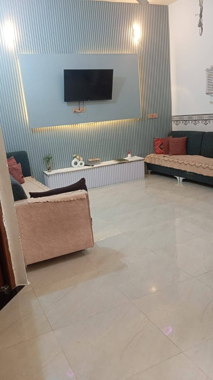 السلام عليكم  بيت للبيع 215 متر شارع العلوه بناء حديث 2021 كملته غرفتين نوم استقبال مطبخ صاله جبيره حديقه كراج صحيات  للاستفسار الاتصال *********** او المراسله خاص
