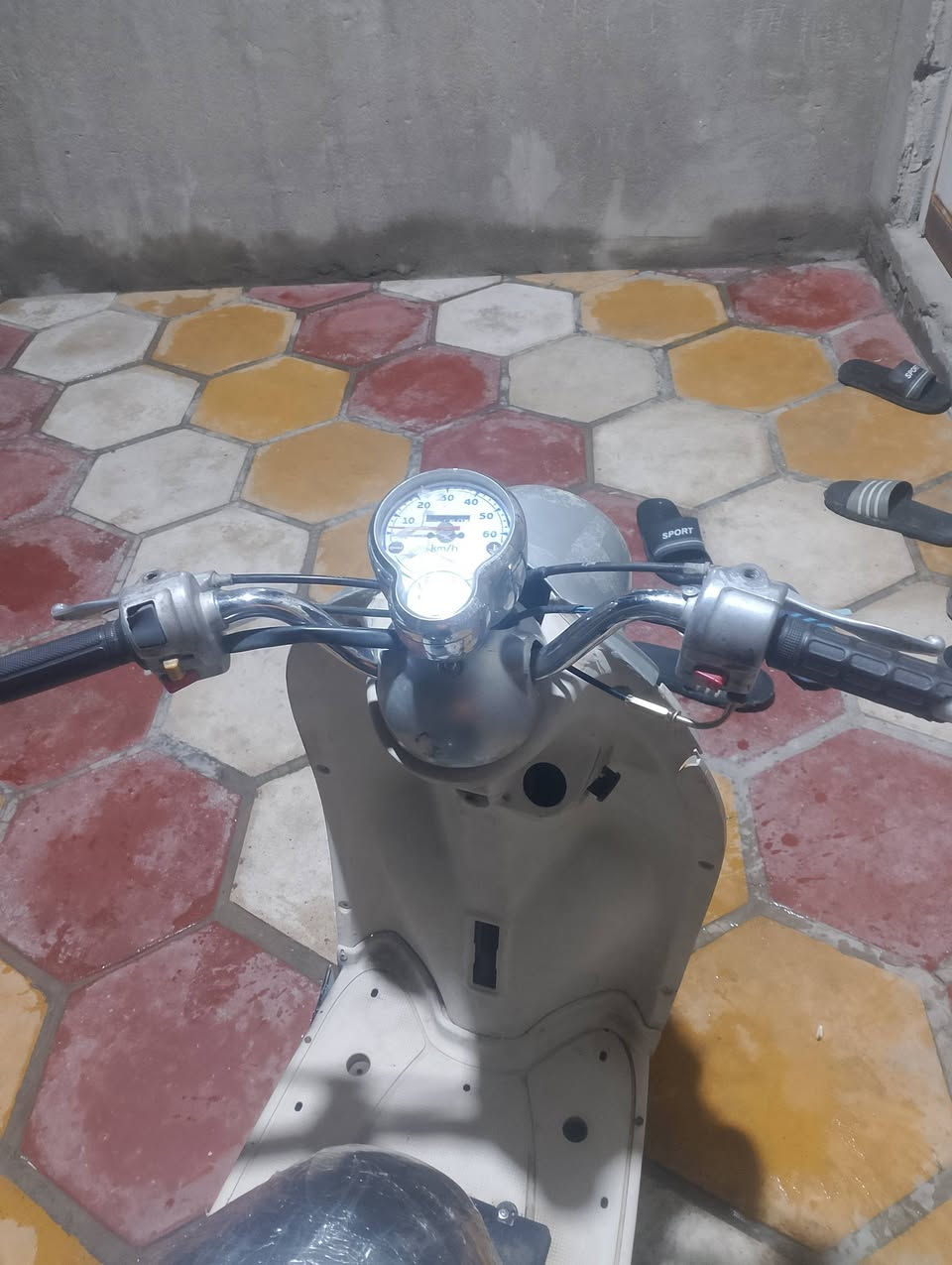 السلام عليكم دراجه انتيكه عبد الحليم مكينه لفتح ول تجفيت كامله كلش كهرباءيات شغاله  سلف وهندر تواير جدد الدراجه بس كاطعه نار شرط بس كاطعه نار مكاني البصره الزبير السعر 160 رقم الهاتف ***********
