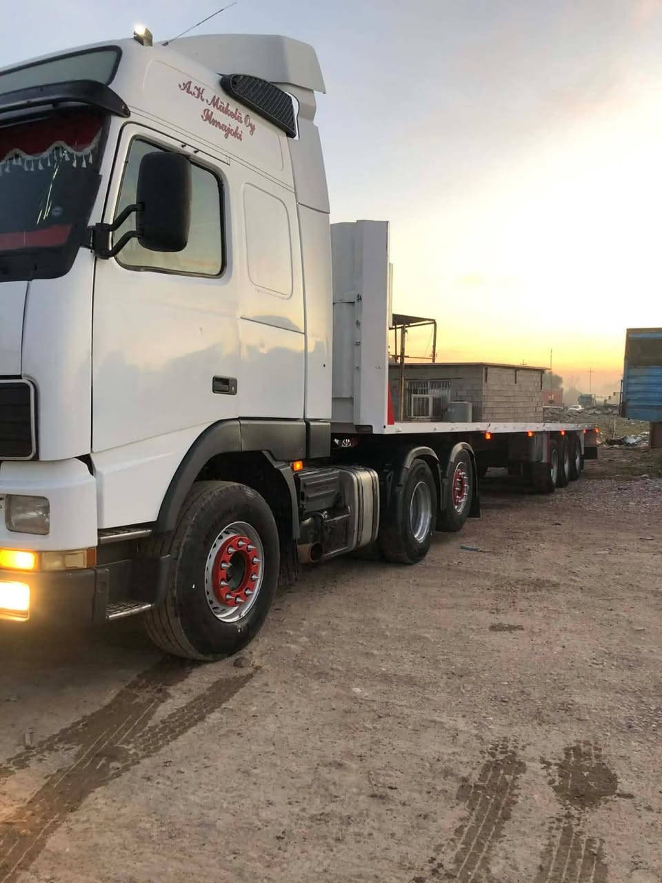 السلام عليكم فولفو للبيع 2001 رقم اربيل حجم المحرك 420 راسه عربانه 13 60 طول تبريد ثلاث دنانير عنوان دوز رقم الهاتف ***********
