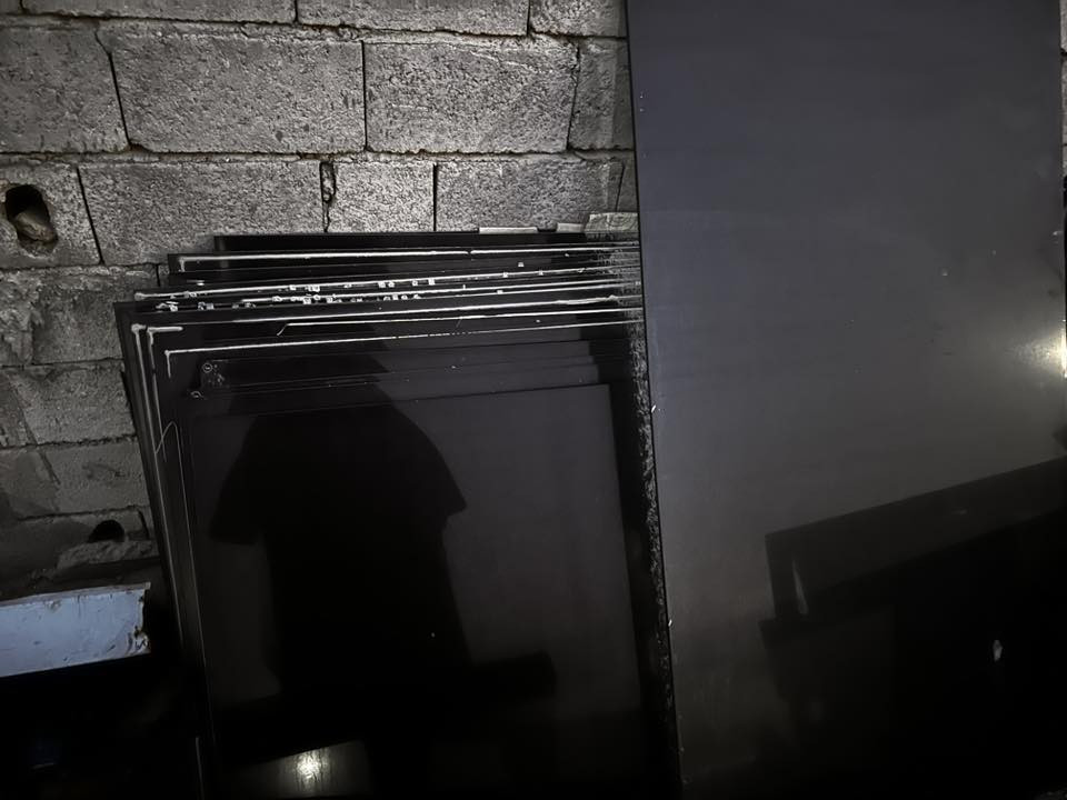 للبيع زجاج مسكرت القياسات كالتالي
الاسود المضلل 

الطول 104 س 

العرض 184 س

العدد17

⁉️

الابيض الشفاف 

الطول 162س

العرض 91 س

العدد 24  

✅

الاسود المضلل الكبير 

طول 236 س

العرض 116 س 

عدد 3

بالمناسبة الجام جديد مو قديم 

مكاني البصرة 

للاستفسار ***********
