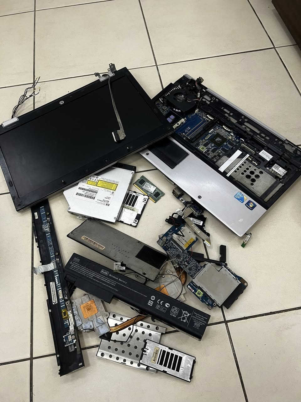 السلام عليكم 
شاشة hp شغالة كلشي مابيها
تفصيخ لابتوبات شي شغال وشي لا 
بدون هاردات 
قيمهن  
واللينوفو x250 
رام 4G  core i5
هارد512
كلشي مابيها شغالة بس نص الكيبورد ما يشتغل


**إذا كنت صاحب هذا الإعلان وتريد حذفه لأي سبب، رجاءا أرسل رسالة إلى الدعم الفني**