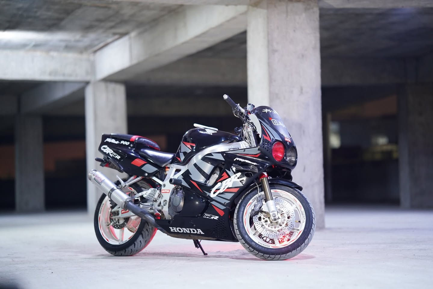 سلام عليكم cbr 900 
جديده بمعنه الكلمه كفاله عامه عامه 
دراجه مال جناي جاهزا من كلشي 
دينار متصرف عليها تايرات مشلن جدد 
دراجه مزوده بلادي ستيرن ودركه رياضي من يابان وبراد  وكير رياضي شفتر دهن يعني تنسا حماوه متصل ربع بعز الصيف 
سعر ٢٠ وبيها مجال متوازي على فلوس وعرضتها 
تواصل على رقم 
***********
***********
