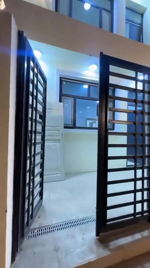 دار للبيع كربلاء المقدسة
شارع بغداد يبعد عن مطعم كباب بغداد 500 متر السايد الراجع الى بغداد قرب حلويات جواد الشكرجي 
مساحة الدار (100) متر 
الواجهة 10 والنزال 10 
يحتوي المنزل على
الطابق الاول 
كراج
حمام خارجي 
استقبال
مطبخ 
غرفة نوم واحدة 
مع حمام داخلي 
الطابق الثاني 
ثلاث غرف نوم 
حمام 
الدار كامل وغير مسكون سابقاً
للاستفسار ***********
