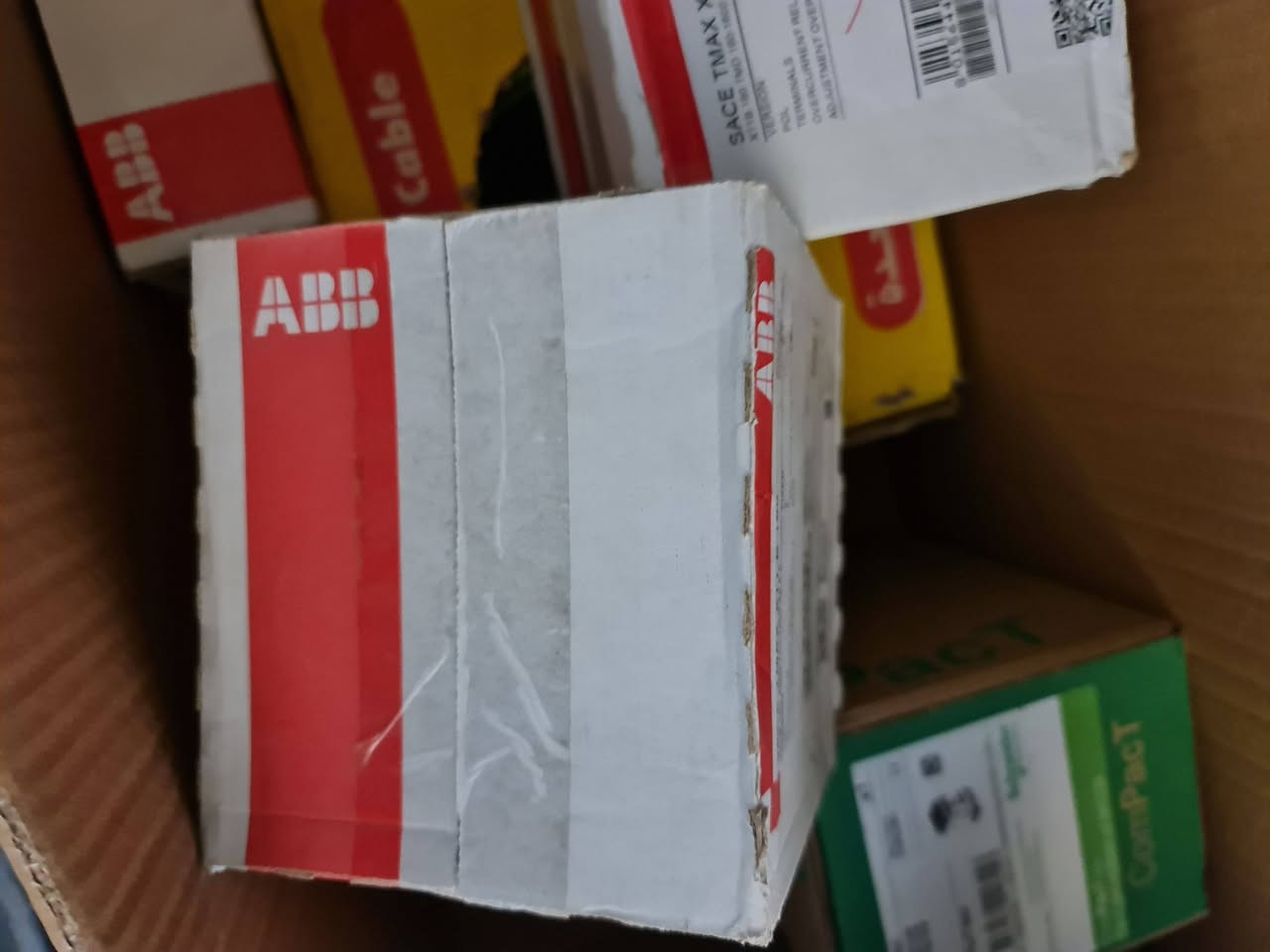 لفة واير سنكل ابو ٤ المتحدة 
قاطع دورة ABB ابو ١٦٠ وابو ١٠٠
قاطع دورة شنايدر ١٠٠
كونتاكتر ٤٥ امبير  ABB


**إذا كنت صاحب هذا الإعلان وتريد حذفه لأي سبب، رجاءا أرسل رسالة إلى الدعم الفني**