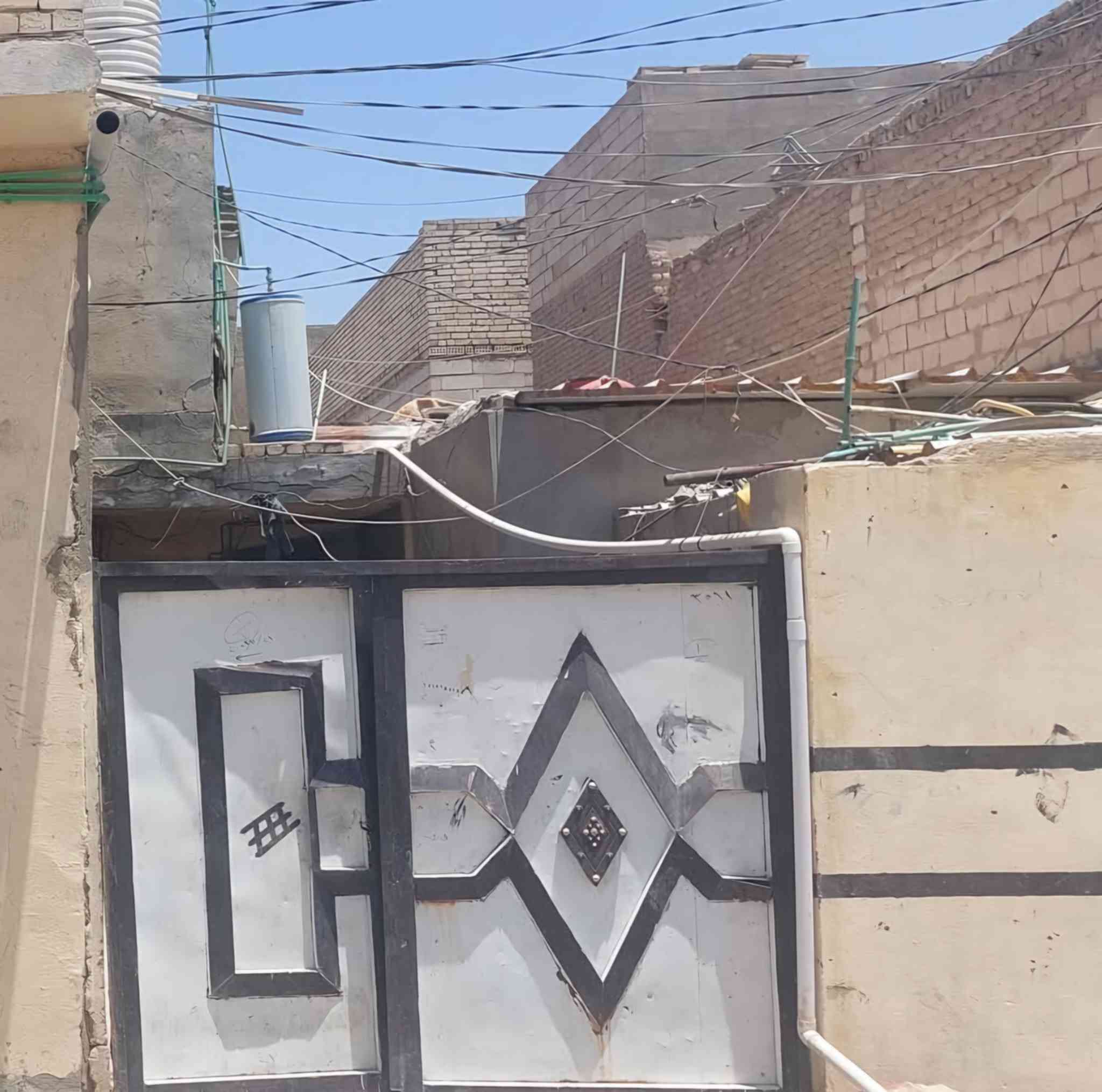 بيت ٣١٥متر مكانة حي العسكري  قرب المدارس ٦ كانون موقعة بين السوق الجديد والحولي مقابل ياسر العرباوي  البيت بنيانه قديم بي ٣ غرف جوة و٢ فوك وتخاريج داخلية وخارجية واستقبال وبي مشتملين جدد اني ابيع بنيان قديم او عرصة
التواصل اتصال و اتساب 
***********
