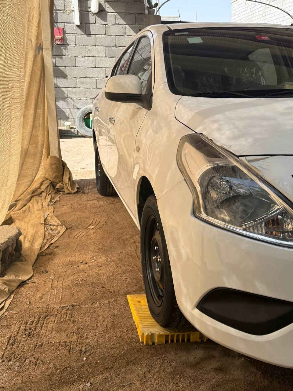 سلام عليكم نيسان سني هندي  مديل 2023 بيه اربع قطع صبغ بدون تبديل بيه ضربه شبر بالمدكر الوره  والباقي مكفول ماشيه 27 الاف كير مكينه تبريد كله مكفول تخم تايرات جدد حداده جديد رقم اربيل باسم الشركه السنويه تنتهي با30 مكان السياره البصره السعر 115 الرقم *********** او *********** اتصال او واتساب
