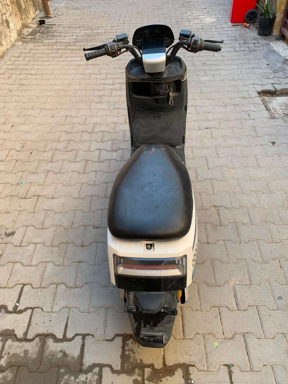 سلام عليكم 
________________
دراجة شحن بوليس ام عيون للبيع 
الدراجة مثل ما موضح بالصور هاي حالتها 
الدراجة زينة ونضيفة نقصها بطاريات تبدل بطاريات ترجع تشتغل طبيعي خير من الله لايتات زنون عالي ناصي اشاير يمنة  ويسرة هورن دبل اشارة كلها كاملة بس نقص بطاريات 
الدراجة ابيعها كوم حديد 
السعر 250 وبيها مجال للشراي 
للتواصل والاستفسار 
ماسنجر او على هذا الرقم 
***********
