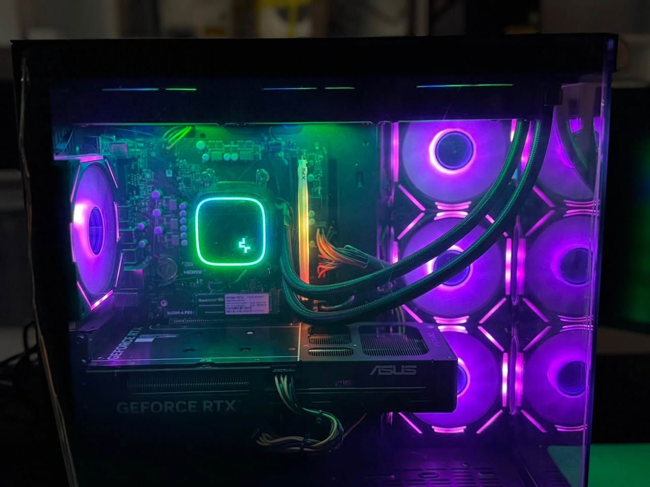 GPU:RTX 5060 Ti  3*fan asus
CPU :ryzn 5 5600x 
Hard :512 ssd m2 
RAM :16 GB xpg 3600mhz
PSU :600 w x power 
Bord : msi B450 m-A
Cooler :liquid  deep cool 360 mm 3 fan
Tower :gamekm 7*fan RGB

کەیسێکی زۆر بەهیز و زۆر جوان کەیسەکە وەک و نوێ وایە 
زەمانی ٣ مانگی هەموو پارچەکانی ماوە 
نرخی ملیۆن و ٤٠٠ هەزار ($٩٦٥)
گەیاندن بۆ هەموو شوینیک هەیە 
***********
*********** أربيل, العراق
