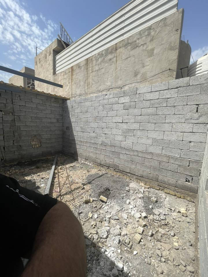 بيت ١٨٠ متر كامل فقط ديوانيه ينردله سقف كامل لبيت مرتب يتكون من غرفتين وصاله ومطبخ وديوانيه  مكانه الكرغوليه سايد الواحد قرب البزل سعره ٤٠ للستفسار *********** سيد منتضر
