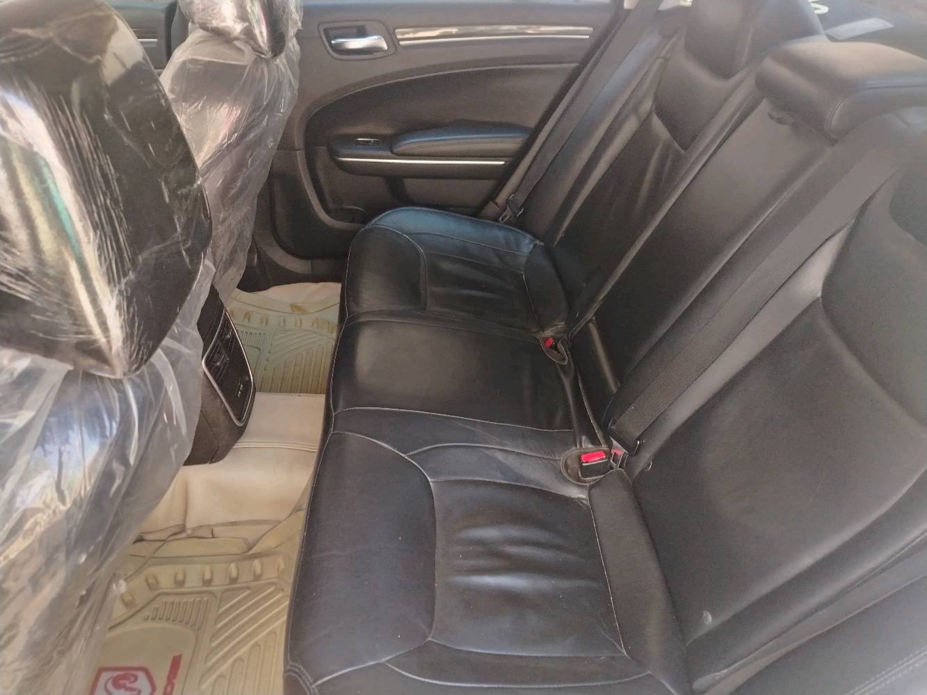 السيارة المعروضة هي سيارة اوباما فخمة بيضاء اللون بحالة جيدة جداً. تتميز السيارة بمقصورة داخلية مغطاة بالجلد الأسود ومجهزة بشاشة معلومات وترفيه، كما توجد ميزات تحكم متعددة تشمل تكييف هواء ومشغل راديو. الإضافات الداخلية تشمل دنغم ومساند رأس مغطاة بالبلاستيك للحماية. السيارة متوفرة للبيع الآن لمن يرغب في امتلاك سيارة مريحة وفاخرة لأغراض التنقل اليومية أو الرحلات الطويلة.